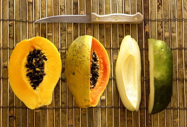 разрезанная по полам папайя