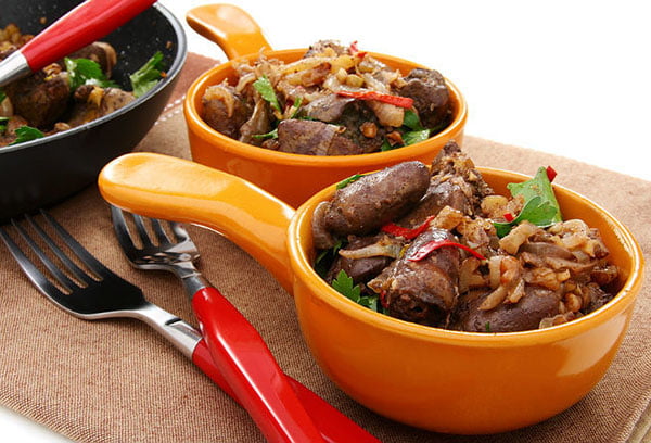 Тушеная куриная печень с овощами