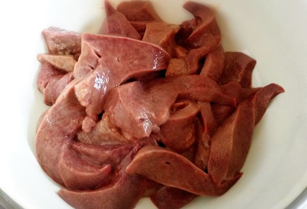 нарезанная на куски печень