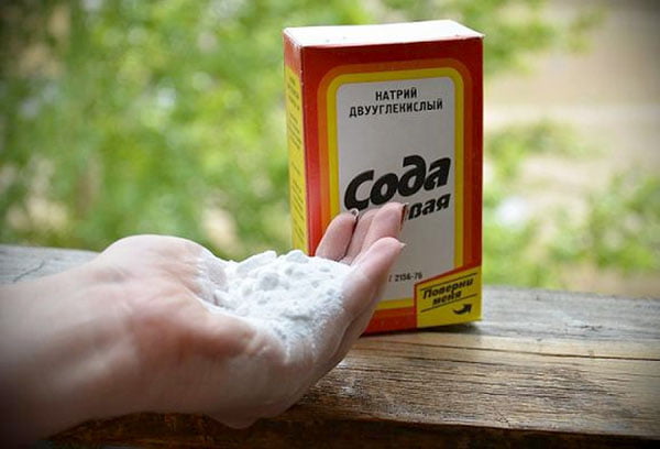 Пищевая сода в руке