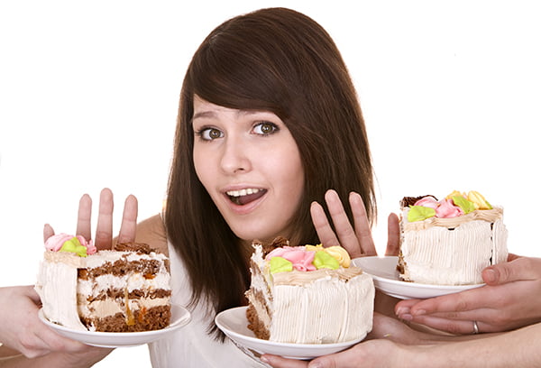 Девушка отказывается от торта