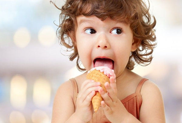 Ребенок ест мороженое