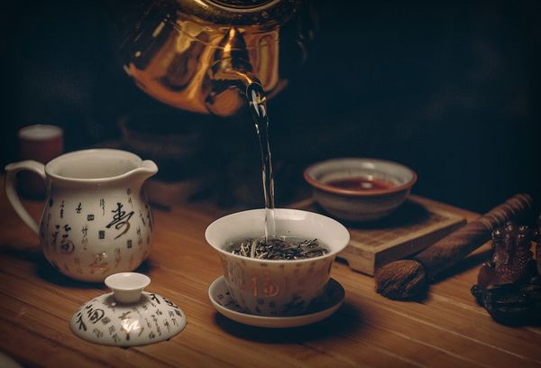 Заваренный черный китайский чай