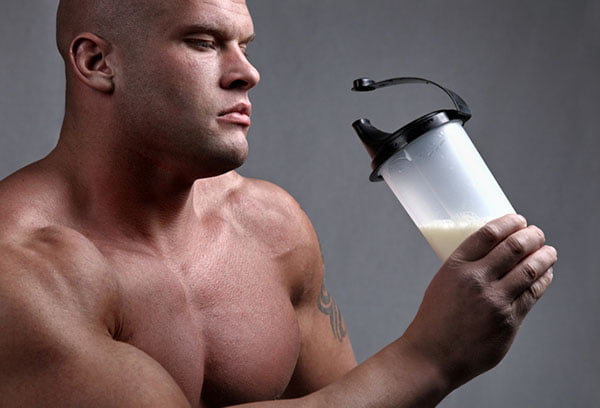 Спортсмен с протеиновым коктейлем