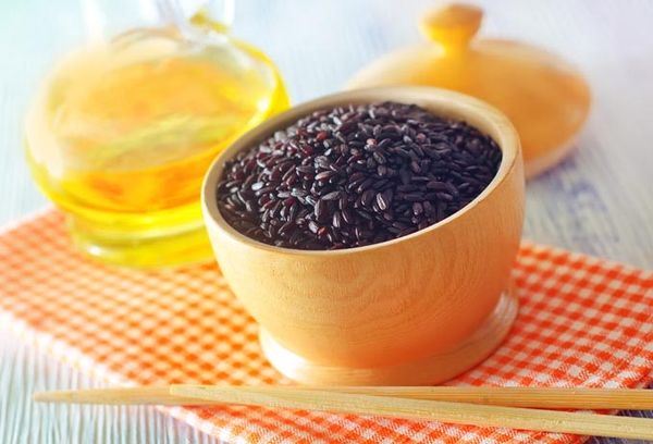 черный рис в деревянной чашке