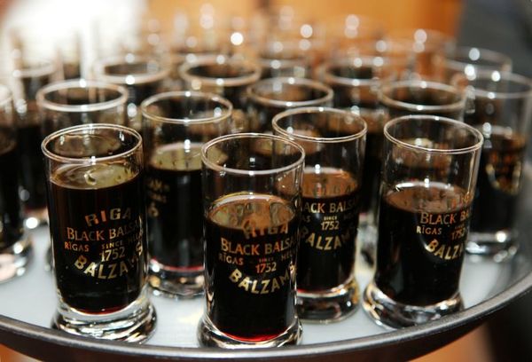 стаканы с черным рижским бальзамом