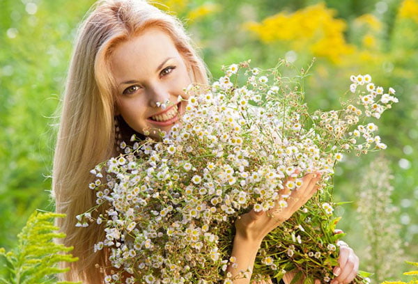 Девушка с букетом ромашек
