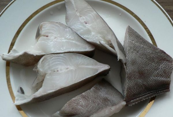 куски рыбы на тарелке