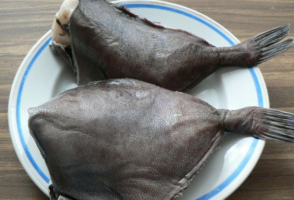 две рыбы дори на тарелке