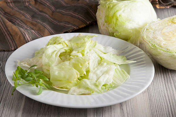 Тарелка с салатом айсберг