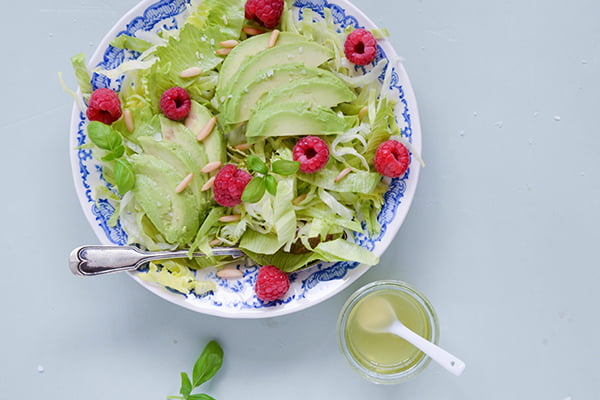 Салат айсберг с малиной