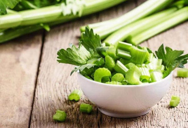 Стебли и листья сельдерея