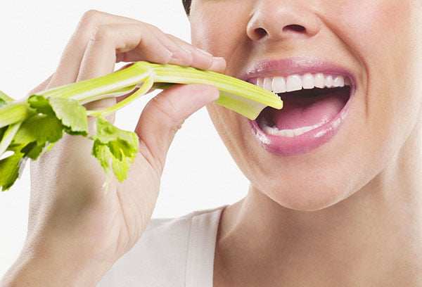 Девушка ест сельдерей