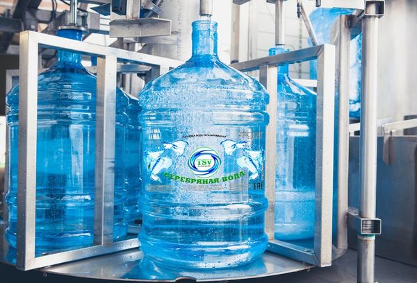 вода серебряная в большой пластиковой бутылке