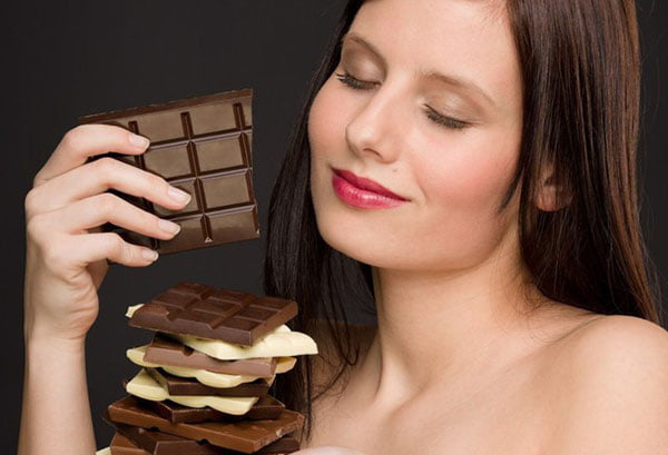 Женщина с шоколадом