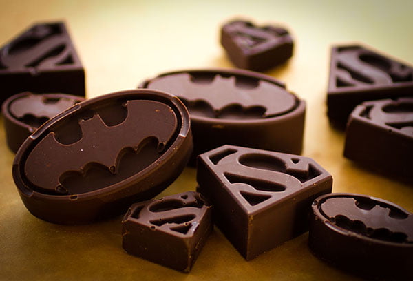 Шоколад в форме знаков супергероев