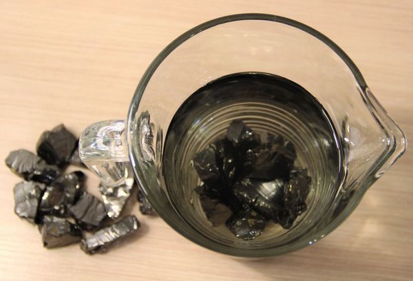 Камень шунгит в кувшине с водой