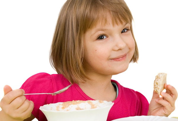 Девочка завтракает