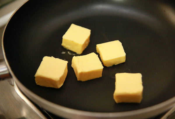 Сливочное масло на сковороде
