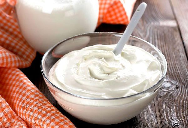 сметана в стеклянной миске