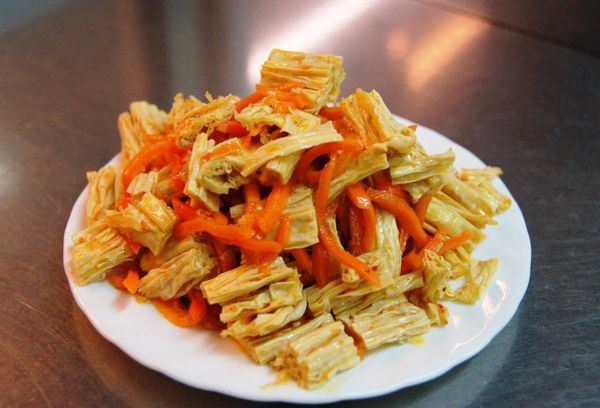 белая спаржа с овощами