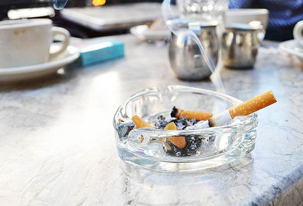 Пепельница с окурками