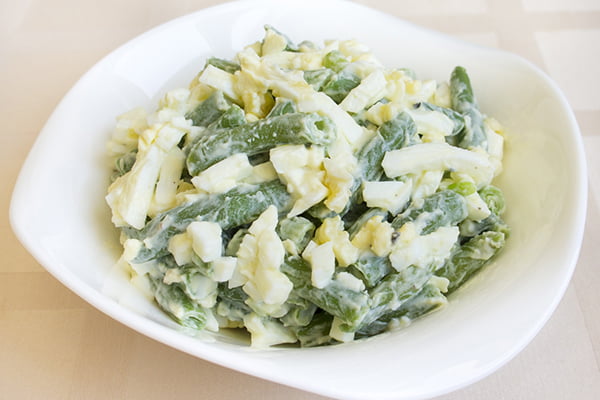 Теплый салат с яйцом и стручковой фасолью