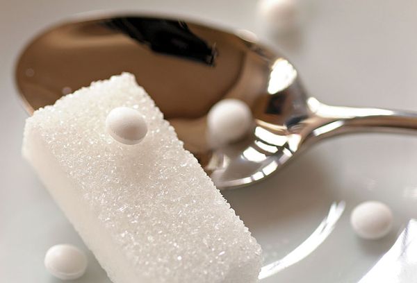 кусок сахара и таблетки заменителя