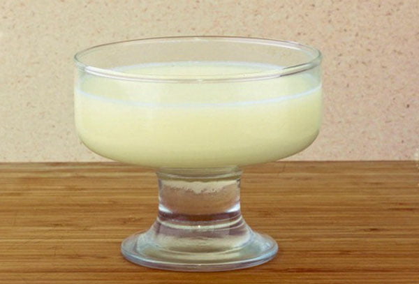 Бокал с молочной сывороткой