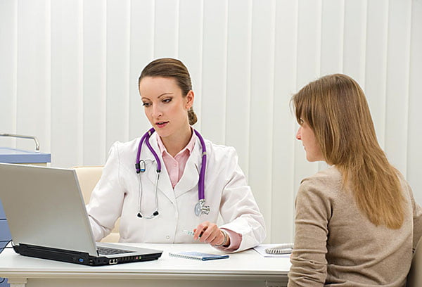 Девушка на приеме у врача