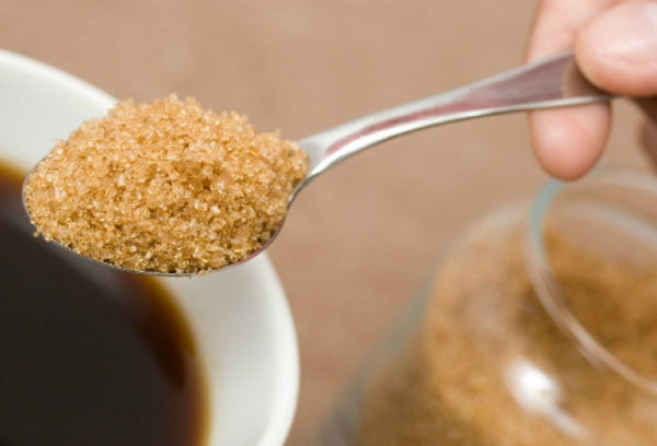 Добавление тростникового сахара в чай
