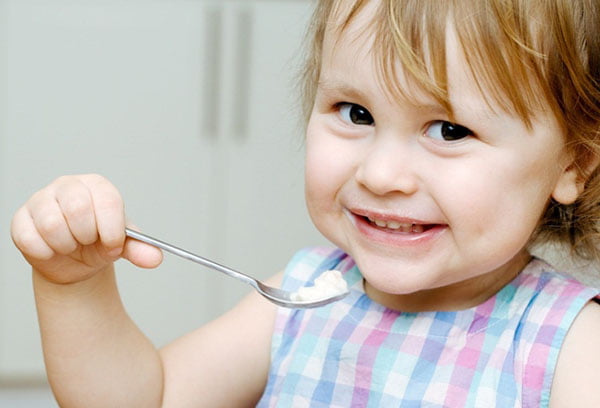 Ребенок ест творог