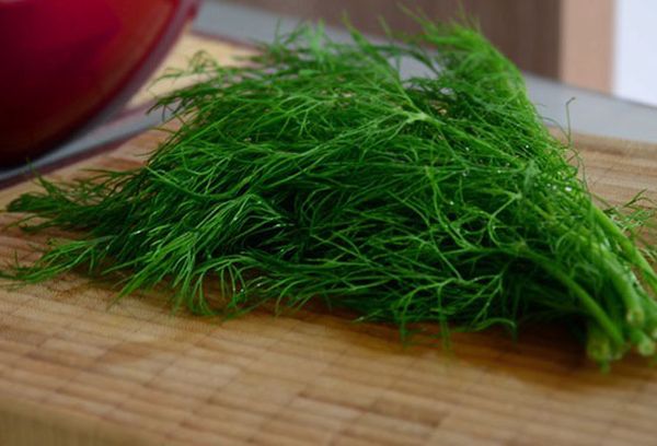 укроп на разделочной доске