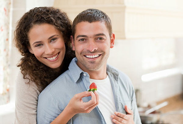 Счастливая молодая пара