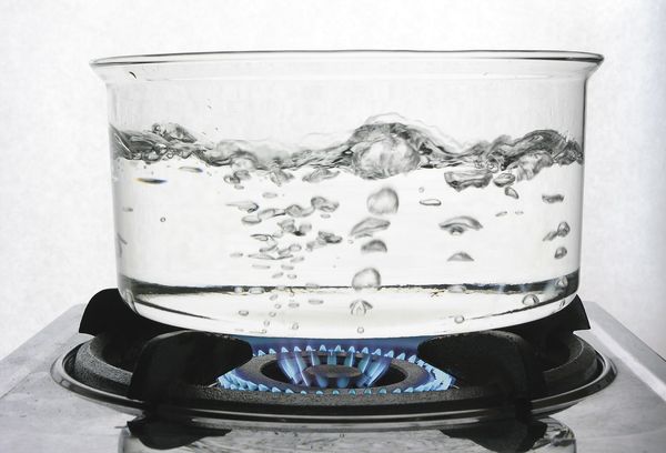 Вода кипятится в стеклянной посуде