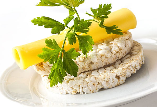 Цельнозерновые хлебцы с сыром и зеленью