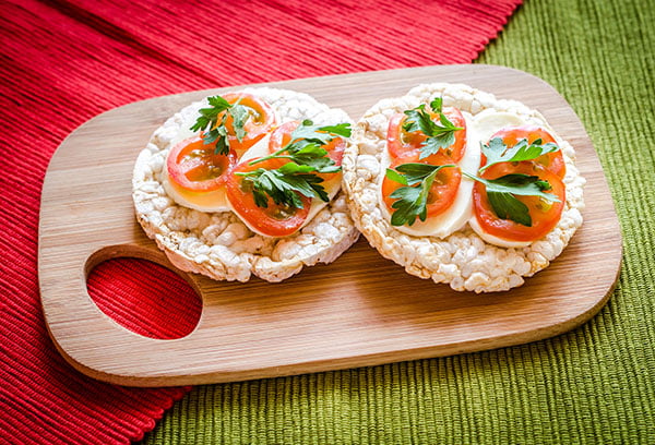 Хлебцы с сыром и томатом
