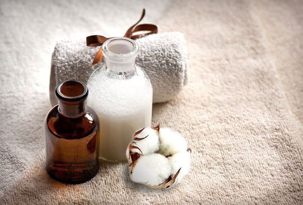 Хлопок и масло в бутылках