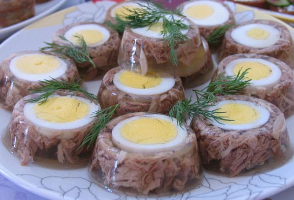 Холодец с яйцами