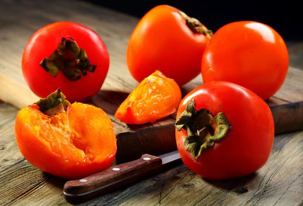 нож и хурма на столе