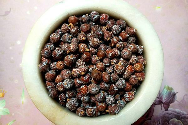 Каменная пиала с ягодами можжевельника