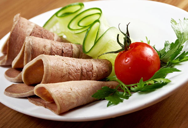 Говяжий язык с овощами