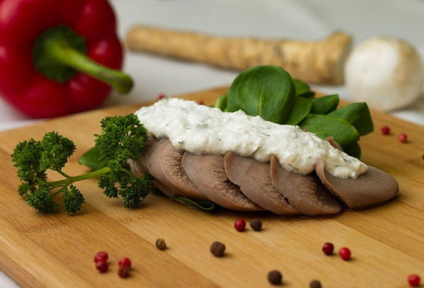 Говяжий язык с соусом из хрена