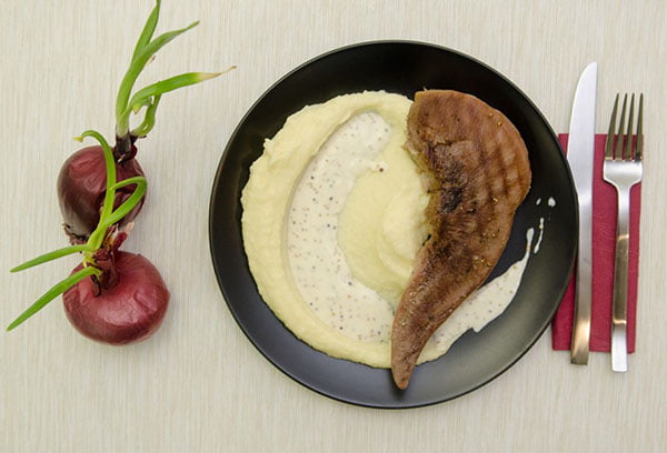 Говяжий язык с картофельным пюре