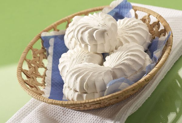 Белый зефир в плетеной вазе