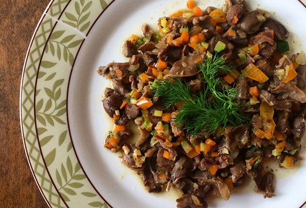 Тушеные куриные желудки с овощами