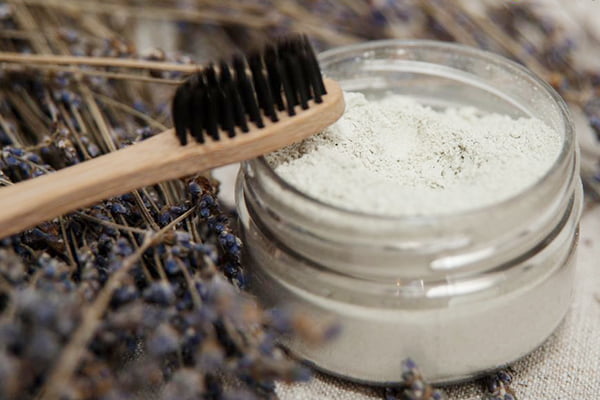 Зубной порошок и щетка из натуральных материалов