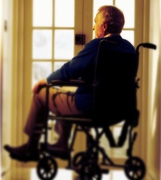 Старик в инвалидном кресле