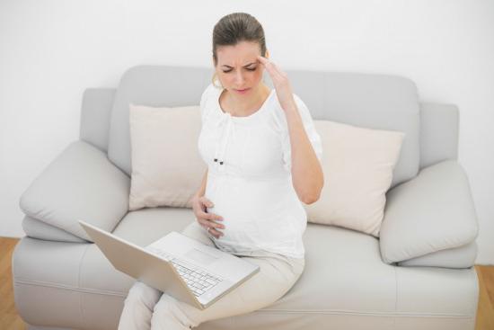 Девушка за ноутбуком