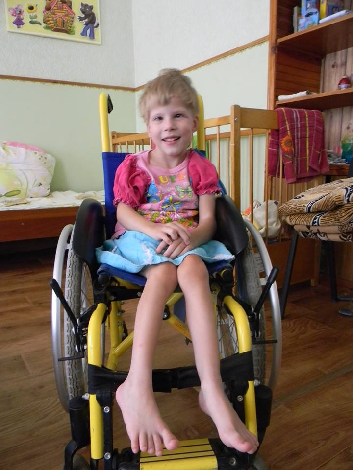 Девочка с ДЦП в инвалидном кресле
